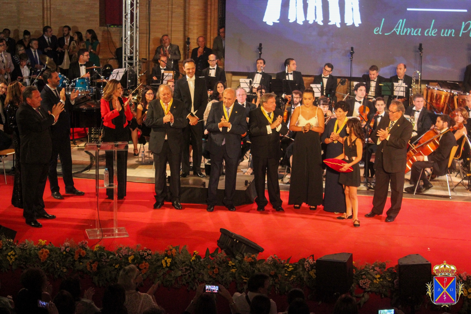 Miles de personas se rinden ante los Hijos Predilectos y reyes de las  sevillanas